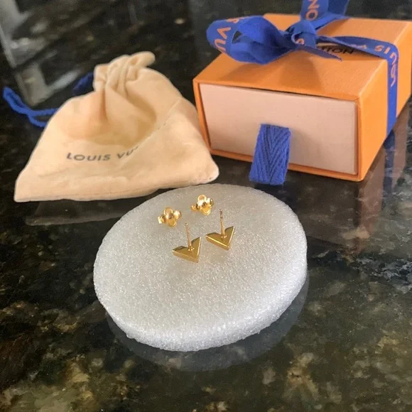 SOLD Louis Vuitton Essential “V” Earrings - Picture 8 of 11
